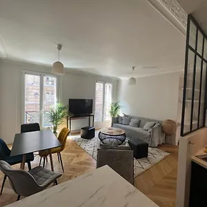 https://htel-de-ville.fr-paris.fr